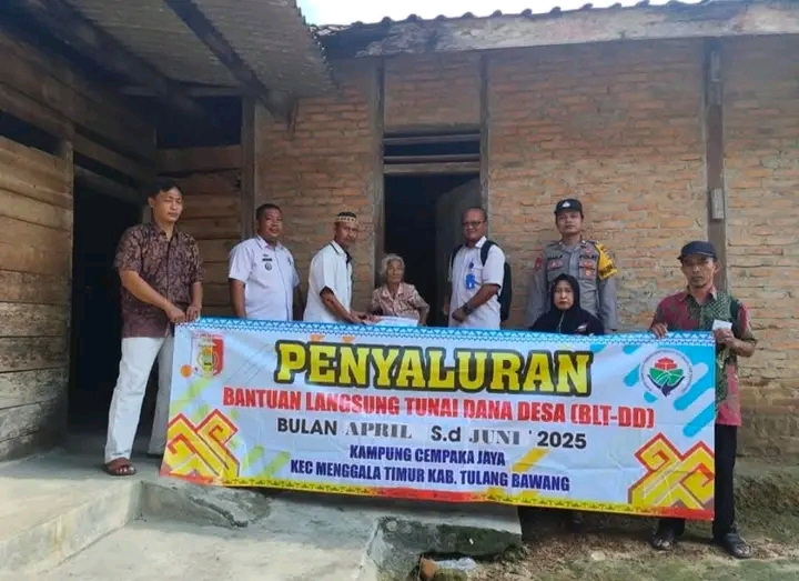 BLT-DD Cempaka Jaya Cair: Lansia Diantar ke Rumah, Bentuk Kasih Sayang Pemerintah Kampung