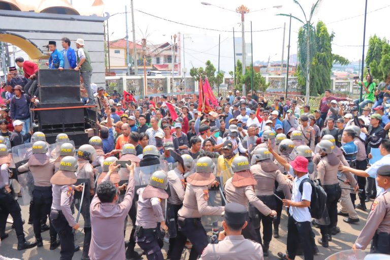 BENTROK MEWARNAI AKSI RATUSAN PETANI DI DEPAN KANTOR GUBERNUR Lampung