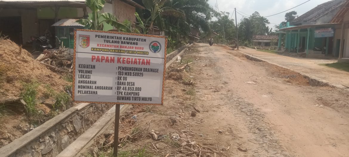 Pembangunan Drainase di Kampung Bawang Tirto Mulyo Mulai Tahap Pemasangan Batu