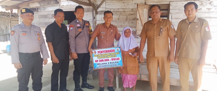 Kakam Feri Irawan Salurkan BLT-DD Triwulan Kedua Langsung ke Rumah Warga Lansia di Kampung Tri Tunggal Jaya