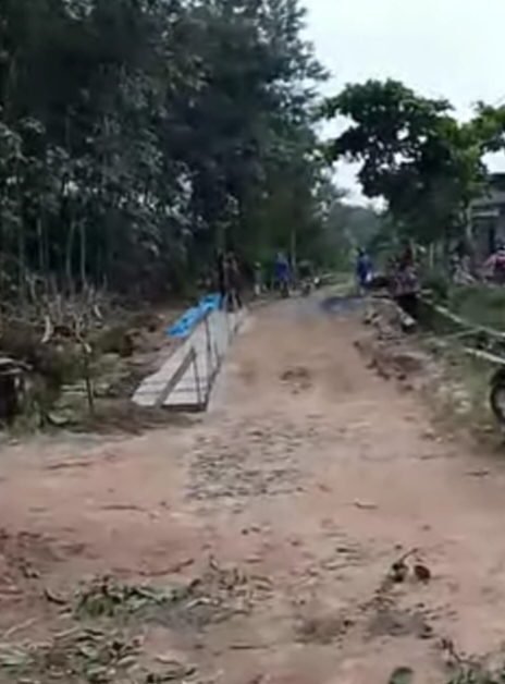 Dana Desa Bisa untuk Jalan, Tapi Warga Kibang Pacing Pilih Patungan