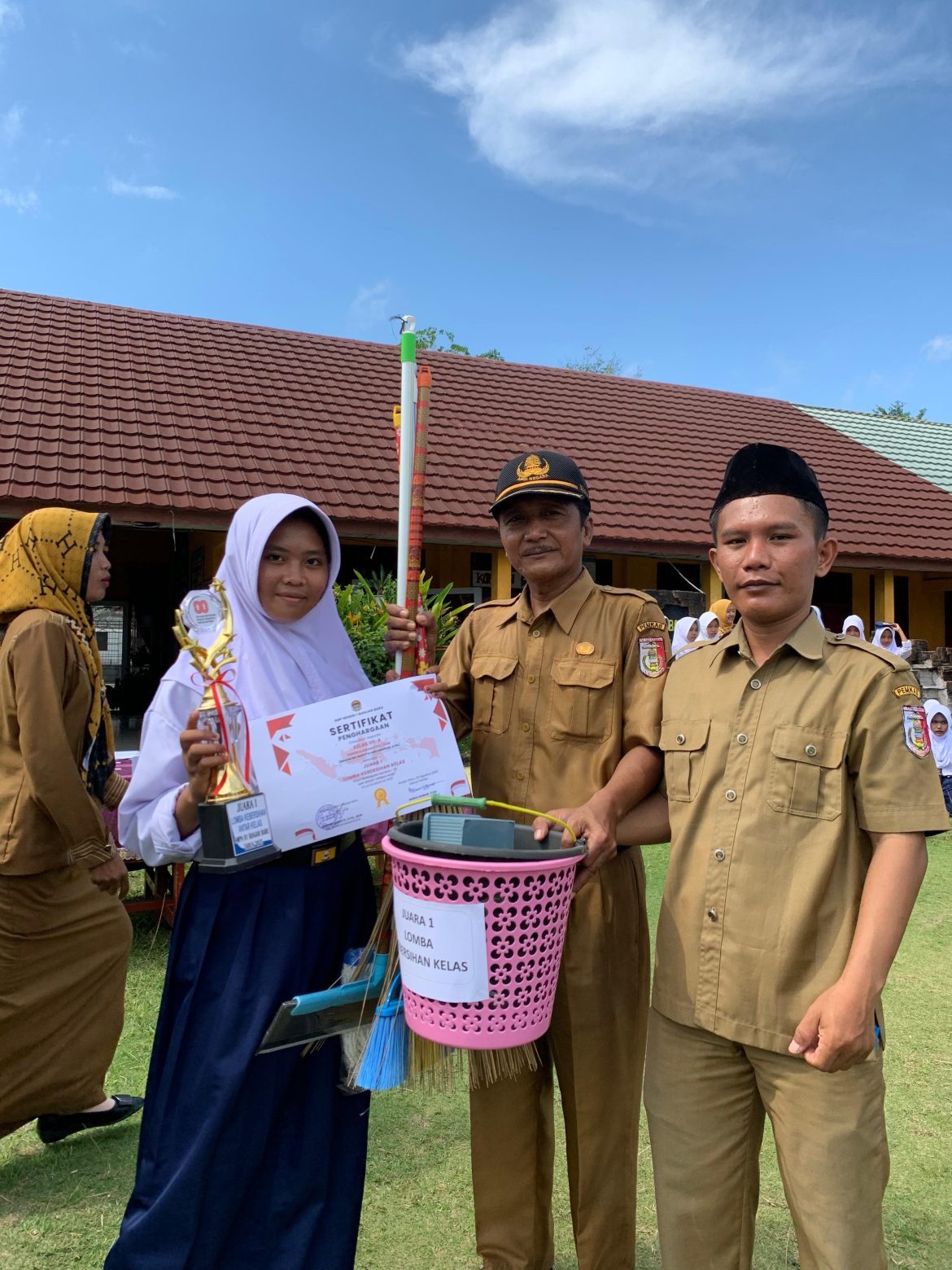 “Dewi Mustika Torehkan Prestasi di Lomba Kebersihan Kelas SMPN 1 Banjar Baru”